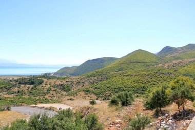 Arnavutluk 'un Ohrid Gölü' ndeki (Lin Köyü yakınlarındaki) güzel kıyı manzarası