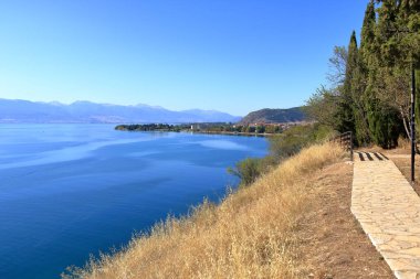 Makedonya 'nın kuzeyinde güneşli bir yaz gününde Ohri Gölü üzerinde bir manzara