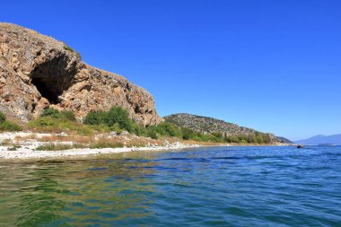 Prespa Gölü 'ndeki Maligrad Adası (albania) manzarası