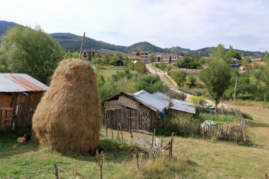 Arnavutluk 'un Korca kenti yakınlarındaki Voskopoja köyüne bak