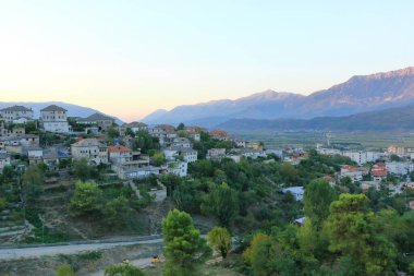 Arnavutluk 'un eski Cirokaster kentinin manzarası