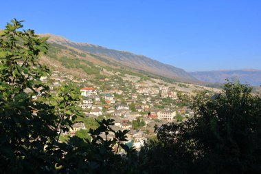 Cirokastra 'nın, Drino Nehri' nin ve etrafındaki dağların muhteşem manzarası.