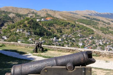 Cirokastra 'nın, Drino Nehri' nin ve etrafındaki dağların muhteşem manzarası.