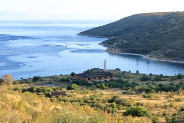 Arnavutluk 'taki Porto Palermo yakınlarında bir denizaltı sığınağı olan terk edilmiş donanma üssü.