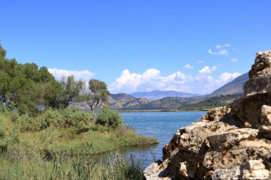 Arnavutluk 'un Butrint Ulusal Parkı' ndaki Butrint Gölü Kıyısı