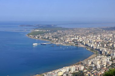 Arnavutluk 'taki Vlora tatil beldesi, şehir seti, plajlar ve Adriyatik Denizi