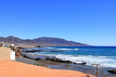 Fuerteventura 'daki Jandia yarımadası ve Kanarya Adaları' ndaki Puerto de la Cruz köyü yakınlarındaki deniz.