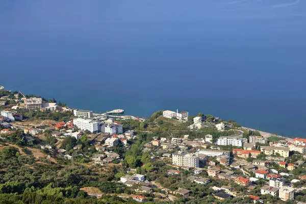 Arnavutluk 'taki Vlora tatil beldesi, şehir seti, plajlar ve Adriyatik Denizi