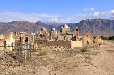 Kırgızistan 'ın Naryn bölgesindeki Kochkor' da gün batımında Müslüman mezarlığı Semiz Bel 'e Panorama manzarası