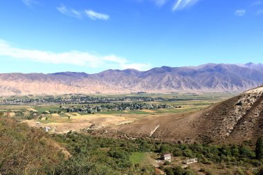 Orta Asya 'daki Kırgızistan' daki Chong Kemin Milli Parkı 'ndaki nehir vadisini görüyoruz.