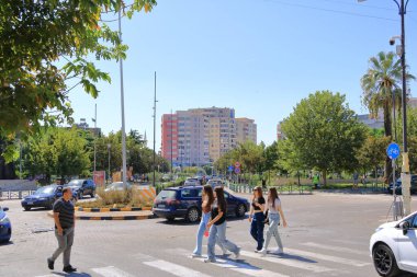 11 Eylül 2023 - Arnavutluk 'ta Elbasan: şehir merkezindeki sokaklarda koşuşturma ve koşuşturma