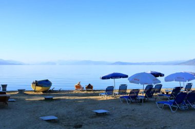 11 Eylül 2023 - Arnavutluk 'ta Pogradec: Ohri Gölü kıyılarında yaz sonlarında bazı insanlar ve tekneler