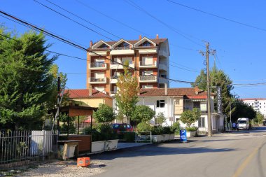 11 Eylül 2023 - Arnavutluk 'ta Tushemisht: Kuzey Makedonya sınırı yakınlarındaki Ohrid Gölü' ndeki binalar ve caddeler