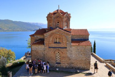 12 Eylül 2023 - Kuzey Makedonya 'da Ohri: UNESCO mirası Kaneo Kilisesi' nde insanlar Aziz John 'u ziyaret etti