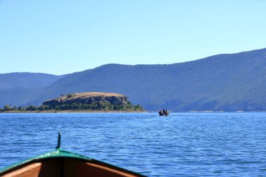 13 Eylül 2023 - Arnavutluk 'taki Prespa Gölü: Turistler, Arnavut balıkçılarla tekne gezisinin keyfini çıkarıyor