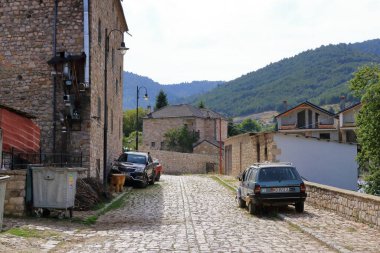 14 Eylül 2023 - Arnavutluk 'ta Voskopoja: Öğle vakti ıssız sokaklar