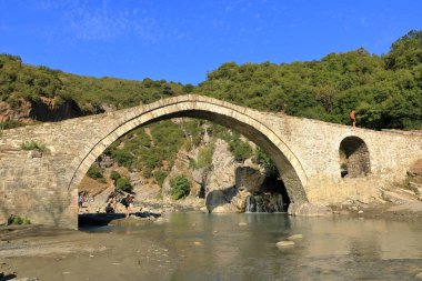 15 Eylül 2023 - Arnavutluk 'ta Permet: insanlar Langarica Nehri üzerindeki Kadiut Köprüsünün keyfini çıkarıyor