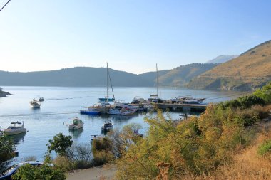 17 Eylül 2023 - Porto Palermo, Arnavutluk: Porto Palermo Limanı ve eski kale Ali Paşa Tepelena yakınlarındaki plaj