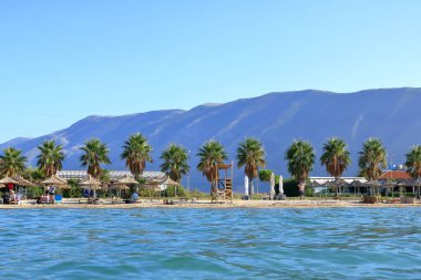 18 Eylül 2023 - Arnavutluk 'ta Orikum, Vlora: insanlar güzel plajın tadını çıkarıyor