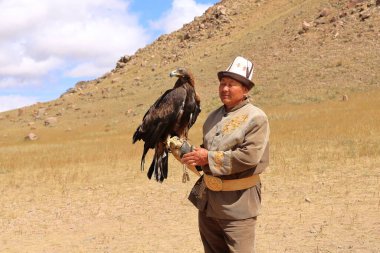 27 Ağustos 2023 - Bokonbayevo, Kırgızistan 'ın Issyk Kul ili: Kartalı ile Kırgız Kartal Avcısı