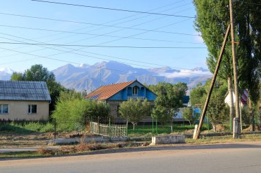 26 Ağustos 2023 - Kırgızistan 'ın Kotschkor, Kochkor, Issyk-Kul Bölgesi: Naryn ilinin köyünde sıradan evler