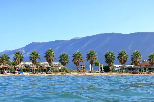 18 Eylül 2023 - Arnavutluk 'ta Orikum, Vlora: insanlar güzel plajın tadını çıkarıyor