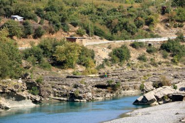 Vjosa Nehri Kanikol kasabası yakınlarında kıvrılır.