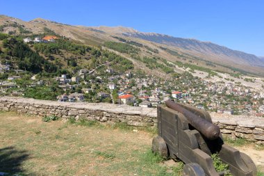 Cirokastra 'nın, Drino Nehri' nin ve etrafındaki dağların muhteşem manzarası.
