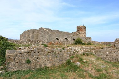 Arnavutluk 'un göl kenti Şkoder' deki Rozafa Kalesi ve kalesinin duvarları