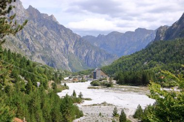 Arnavutluk 'un Theth ve Valbona kentlerindeki Arnavut Alpleri' nden ham dağ manzaralarının panoramik manzarası