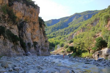 15 Eylül 2023 - Lengarica Kanyonu, Arnavutluk 'ta Permet: insanlar güzel manzaranın tadını çıkarıyor