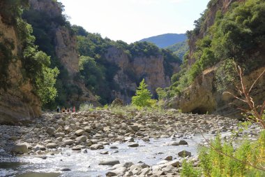 15 Eylül 2023 - Lengarica Kanyonu, Arnavutluk 'ta Permet: insanlar güzel manzaranın tadını çıkarıyor