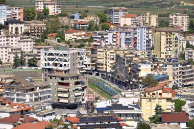 Arnavutluk 'un Cirokastra kentinde yaşayan evlere bak