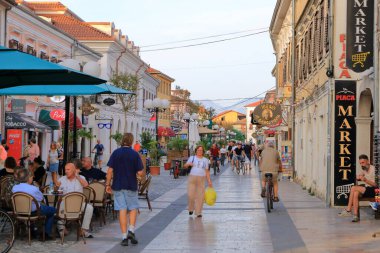 19 Eylül 2023 - Arnavutluk 'ta Şkoder: Şehir manzaraları, yaz aylarında sokaklardaki insanlar