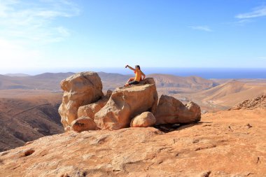 20 Kasım 2023 - Mirador del Risco de Las Penas, Fuerteventura, İspanya 'daki Kanarya Adaları: insanlar yukarıdan manzaranın tadını çıkarırlar
