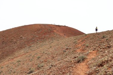 Volkan Calderon Hondo Fuerteventura, Kanarya Adaları, İspanya - 21 Kasım 2023: Turistler bulutlu bir günde volkana tırmanırlar