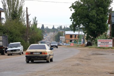 27 Ağustos 2023 - Kysyl Suu, Issyk-Kul Bölgesi, Kırgızistan: Küçük köyde sokak manzarası