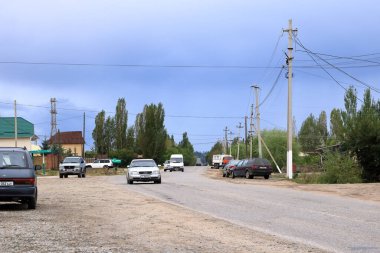 27 Ağustos 2023 - Kysyl Suu, Issyk-Kul Bölgesi, Kırgızistan: Küçük köyde sokak manzarası