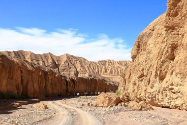 27 Ağustos 2023 - Kırgızistan 'da Aksai, Aksay: İnsanlar Issyk Kul Gölü' ndeki kanyon oluşumunun keyfini çıkarıyorlar