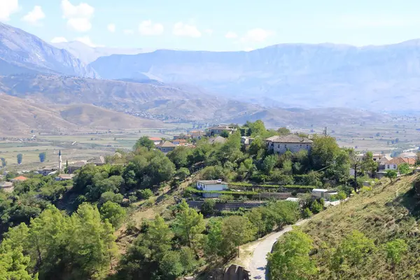 Cirokastra 'nın, Drino Nehri' nin ve etrafındaki dağların muhteşem manzarası.