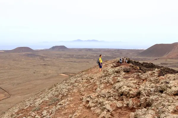 Volkan Calderon Hondo Fuerteventura, Kanarya Adaları, İspanya - 21 Kasım 2023: Turistler bulutlu bir günde volkana tırmanırlar