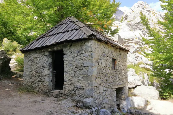 阿尔巴尼亚瓦尔博纳山谷的一座古老的Mulliri Vjeter磨坊的房子和一座通向旅游胜地的桥 免版税图库图片