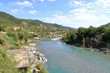 Vjosa Nehri Kanikol kasabası yakınlarında kıvrılır.