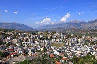 Cirokastra 'nın, Drino Nehri' nin ve etrafındaki dağların muhteşem manzarası.