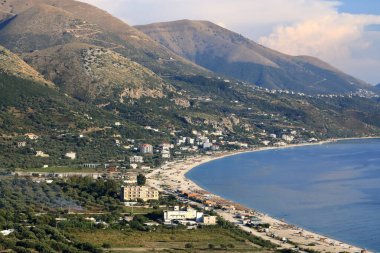 Borshit plajının havadan görünüşü. Kazim Pali şehir manzarası. Adriyatik denizi ve Arnavutluk 'un renkli deniz manzarası