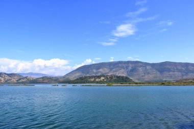 Arnavutluk 'un Butrint Ulusal Parkı' ndaki Butrint Gölü Kıyısı
