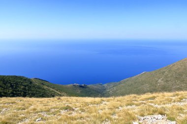 Arnavutluk 'taki Llogara Ulusal Parkı' nın derinliklerinde. Arnavutluk ormanlarındaki patikada.