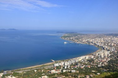 Arnavutluk 'taki Vlora tatil beldesi, şehir seti, plajlar ve Adriyatik Denizi