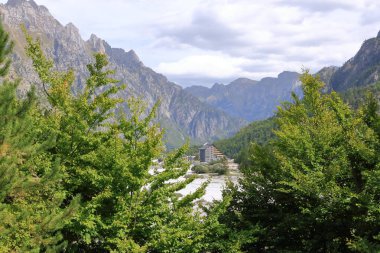 Arnavutluk 'un Theth ve Valbona kentlerindeki Arnavut Alpleri' nden ham dağ manzaralarının panoramik manzarası