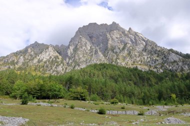 Arnavutluk 'un Theth ve Valbona kentlerindeki Arnavut Alpleri' nden ham dağ manzaralarının panoramik manzarası